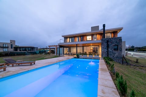 Serrano splendour, deluxe between lake and mountains