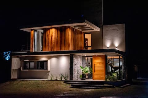 Serrano splendor, luxury between lake and mountains.