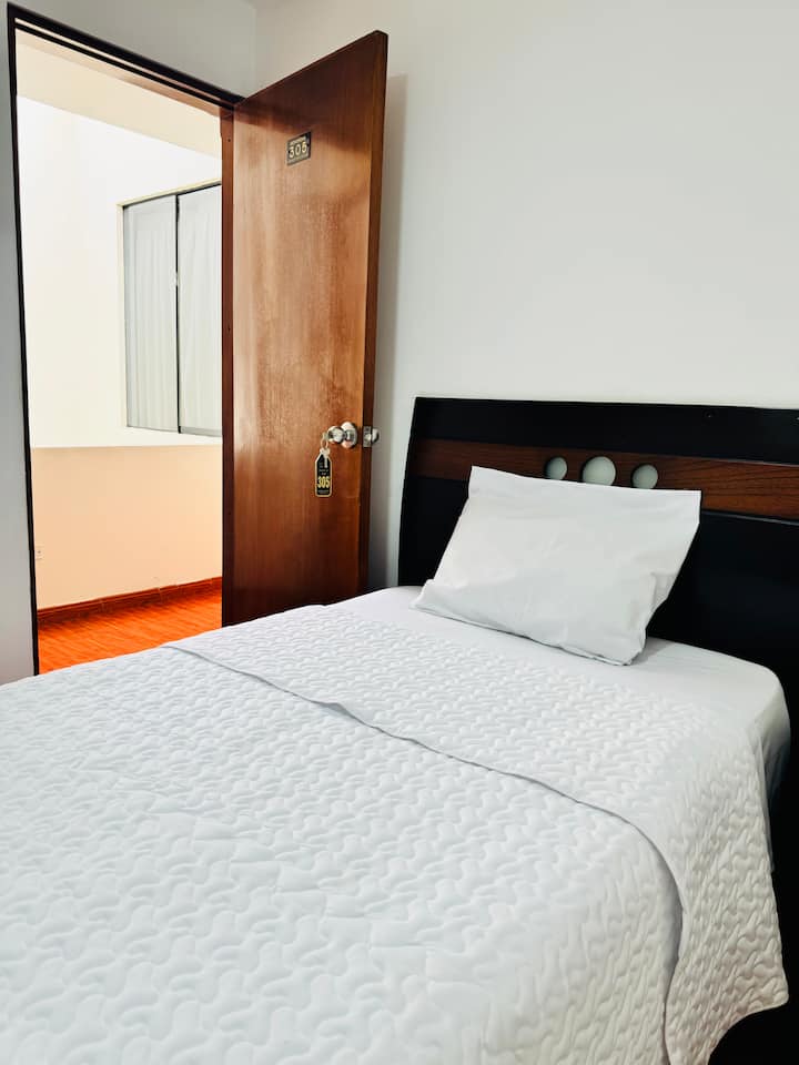 Habitación Individual En Hotel Céntrico En Mala - Mala
