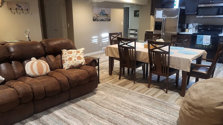 Small Town Retreat 
(Basement Apt)
Hot Tub/theater - Utah