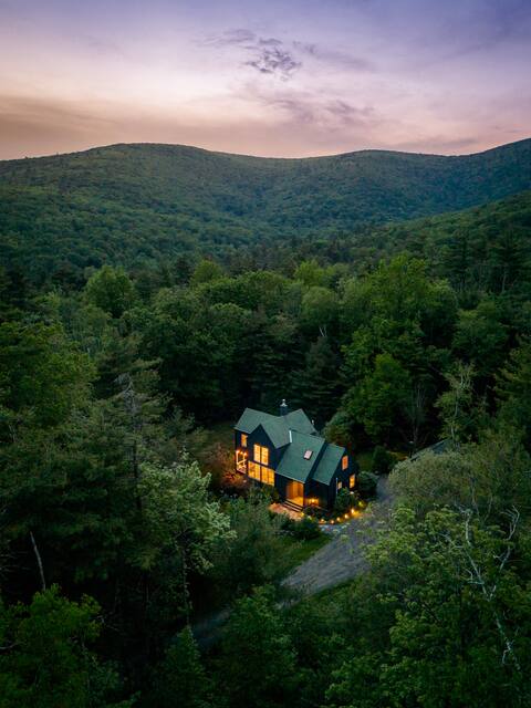 Mountain-Top Catskills Getaway Cabin w/hot tub