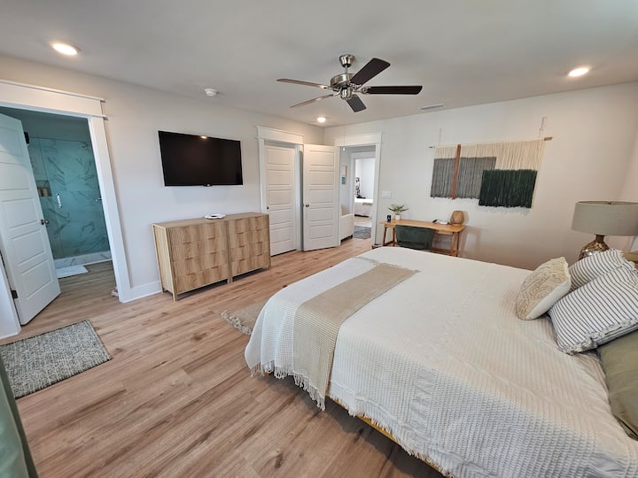 设备齐全的主卧室，配有步入式衣柜、套内卫生间、二楼阳台通道和50英寸Roku电视-带房客模式。  私人工作空间和大型步入式衣柜，配有衣架、衣篮和行李架。设备充足。