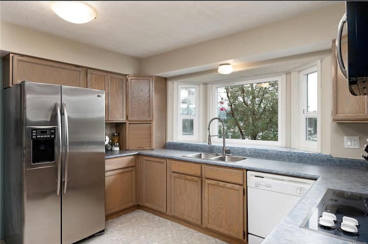 4 Bdrm Family Home & Pet Friendly! Sleeps 7! - Langford