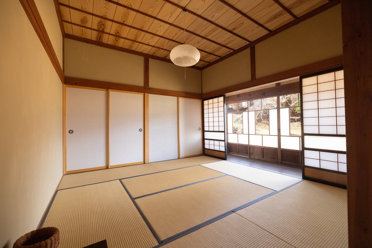 西の寝室
窓の向こうに、中央アルプスの雄大な景色が広がります。