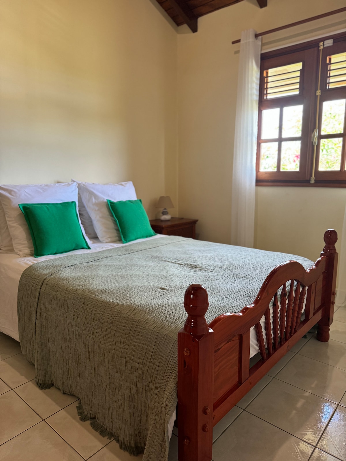 Air-conditioned bedroom 2 with 1 double bed.
Presence of a wardrobe.