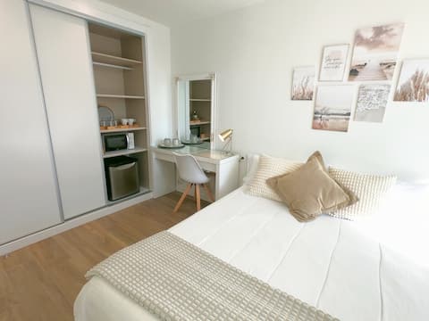 Habitación con Baño en Chalet con Jardín.