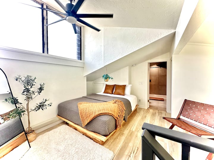 Отворена лофт спалня с килер и самостоятелна баня 