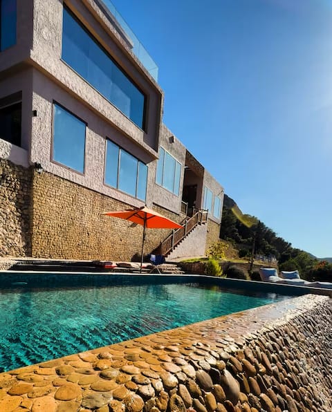 Cottage between Sea and Mountain G