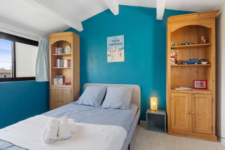 غرفة وظيفية زرقاء
مجهزة بسرير مزدوج 140 × 200 (يتسع لنوم شخصين)
