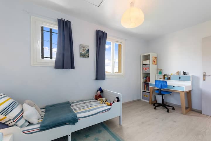 غرفة/ مكتب
مجهزة بسرير واحد 90 × 200 (لشخص واحد أو طفل)