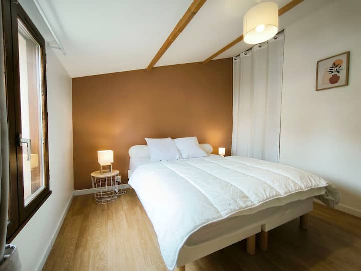 Bedroom with 160 x 200 cm bed, walk-in closet