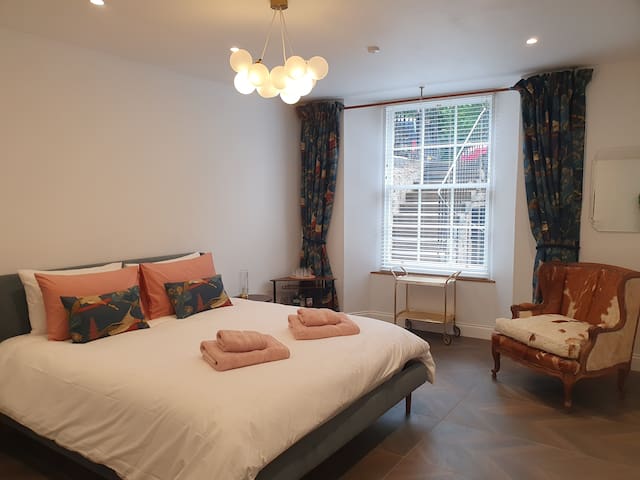 Peaceful New Town Garden Flat