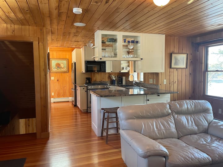 On Bakers Pond, An Upscale Cabin. - Orleans, MA