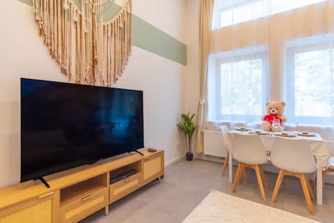 Erfolgreiche Airbnb-Immobilie: 4 bedrooms + loggia + 65 inch 4k TV + kitchen in Volkmarsdorf