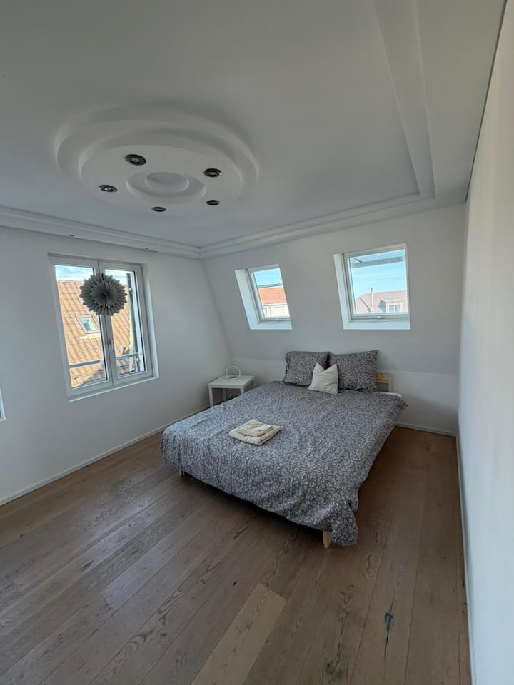 غرفة نوم مشرقة وبسيطة بسرير مزدوج 160 × 200 سم وخزانة ملابس شفافة؛ مفروشات هادئة وعملية.
