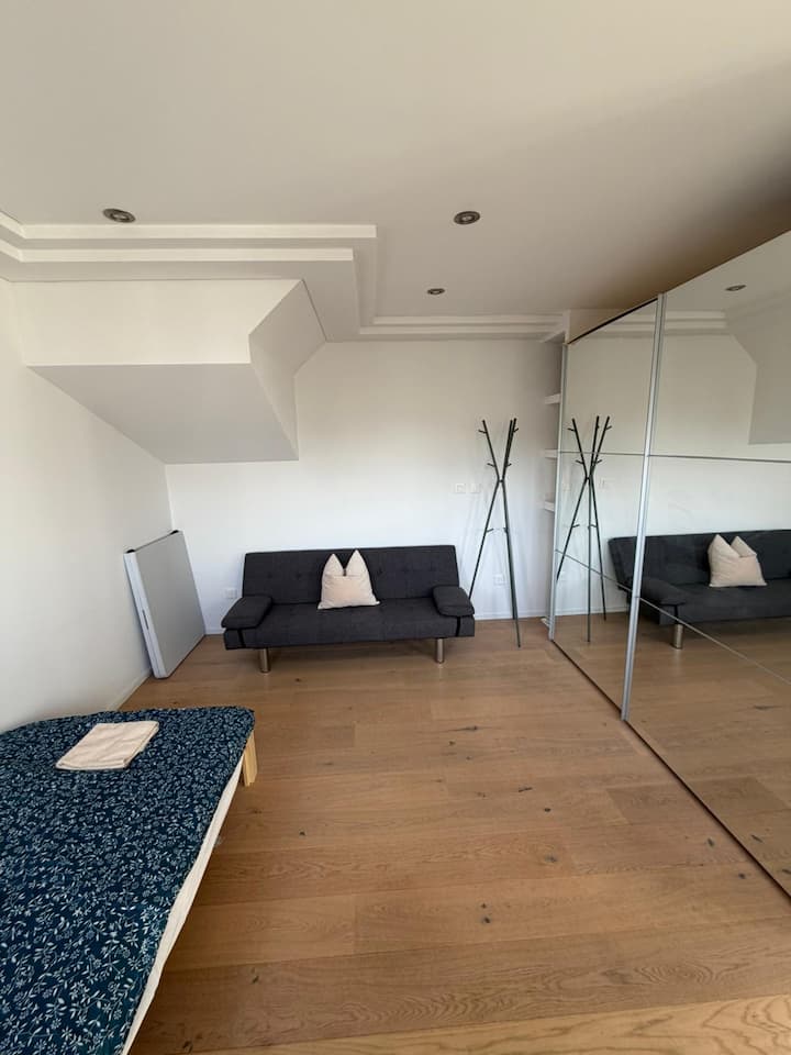 غرفة النوم 3 هي غرفة مزدوجة منظمة وهادئة مع سريرين (كل منهما 90 × 200 سم). تنقسم الغرفة إلى نصفين مركزيًا بواسطة خزانة مدمجة تمتد من الأرض إلى السقف، والتي تقسم المنطقة بصريًا ووظيفيًا إلى كوفين للنوم.
