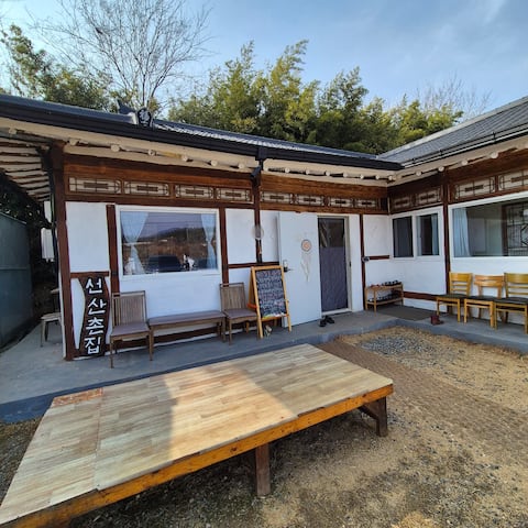 Gumi Private Hanok Pension, Seonsan Village House, Dogs Allowed, Samgyeopsal with Pot Lid