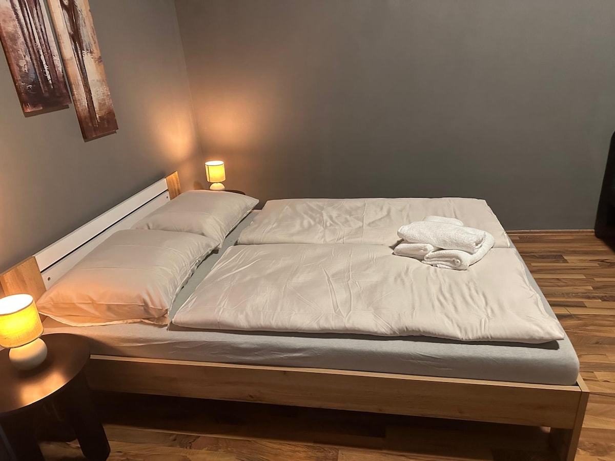 Kjo dhomë ndenjjeje është e pajisur me një krevat dopio të rehatshëm, një divan të palosur, një tavolinë ngrënieje, një gardërobë dhe një televizor.