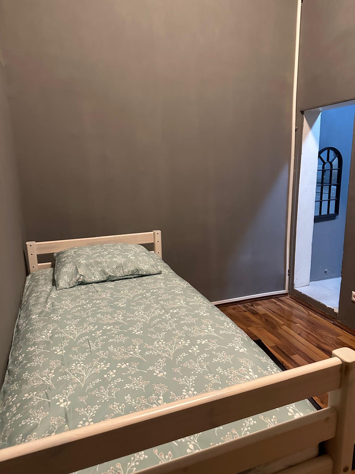 Kjo është një dhomë kompakte që ndodhet në zonën e hyrjes midis kuzhinës dhe banjës. E pajisur me një krevat tek të rehatshëm.