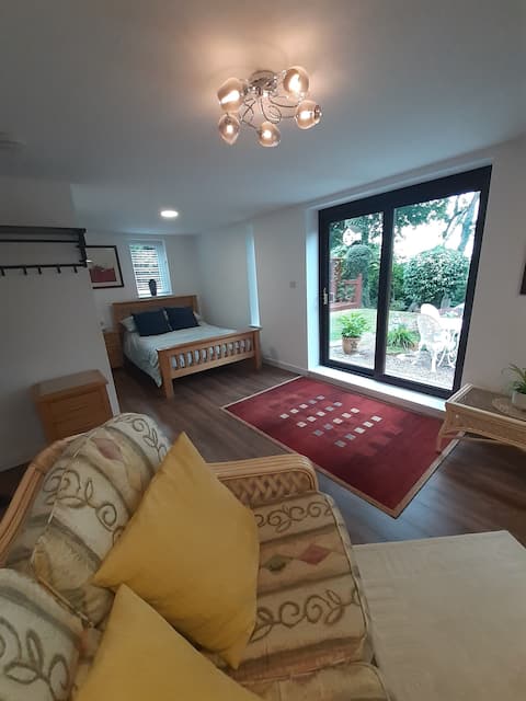 Top performing Airbnb: Cosy apartment with garden view in Gedling