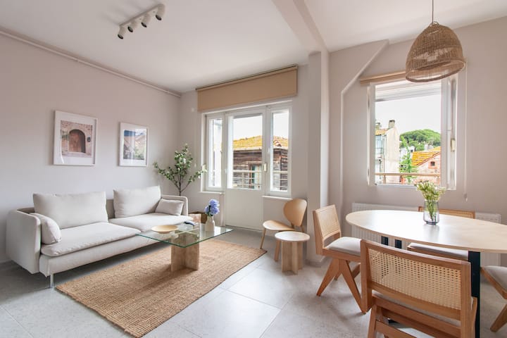 Bright 2br Island Charm & Balcony In Buyukada - Kartal