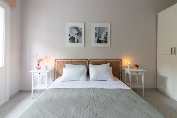 Quarto acolhedor com cabeceira de vime e decoração suave e calmante