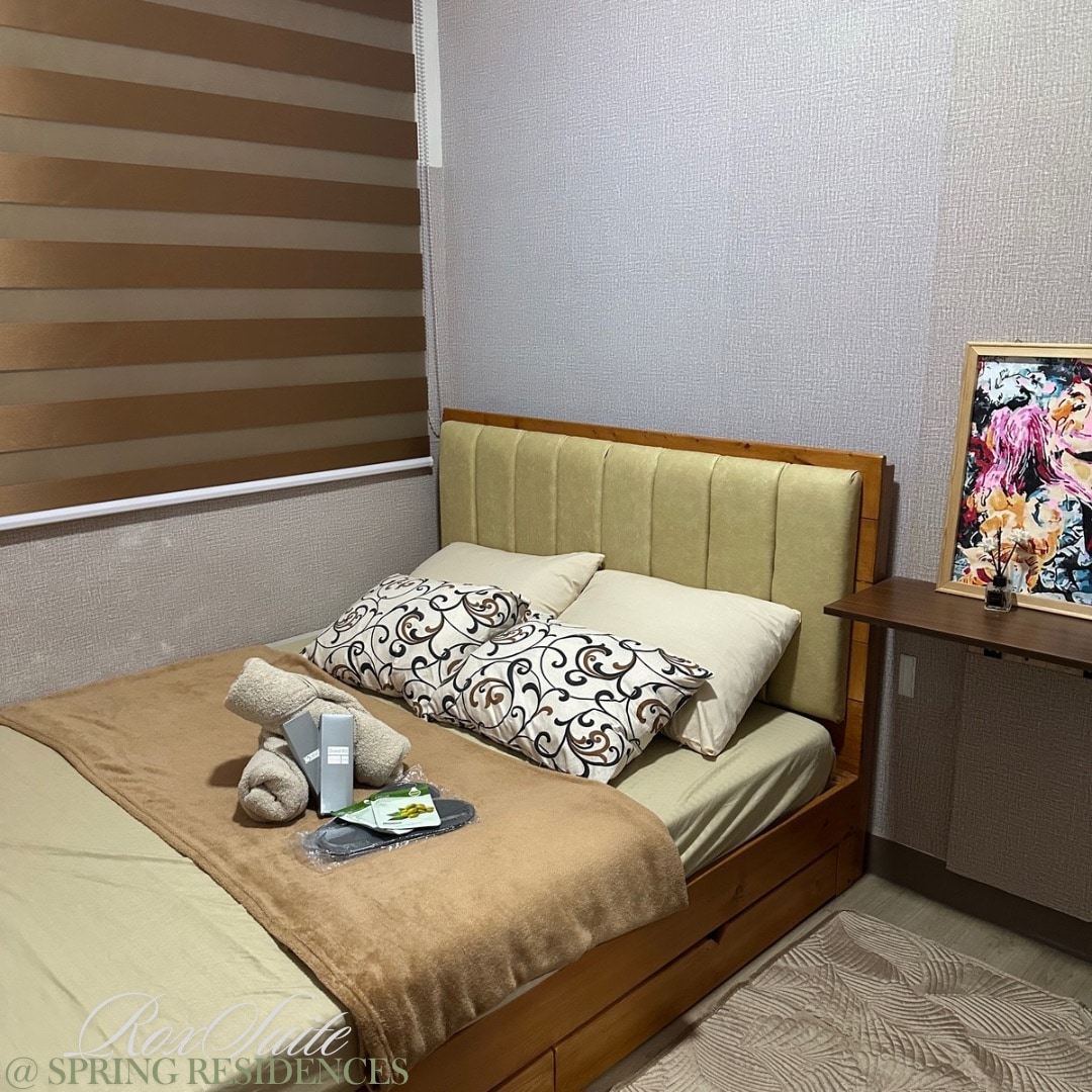 Მშვიდი საძინებელი ხის ინდივიდუალური საწოლითა და ფანჯრით, რომლიდანაც იშლება ულამაზესი ხედი, იდეალურია დასვენებამდე დასასვენებლად.