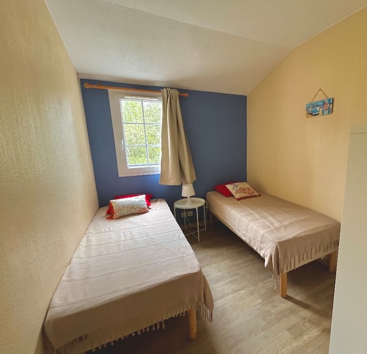 Мала соба со 2 единечни кревета