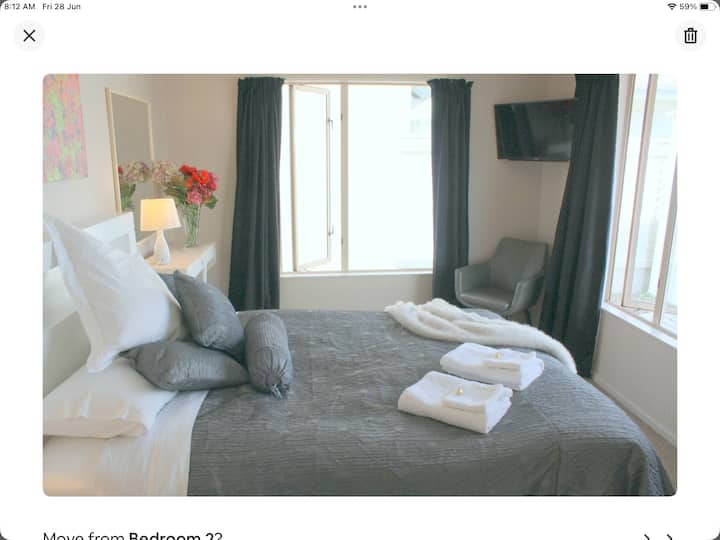 Privat værelse med queensize-dobbeltseng med wi-fi og tv inklusive Netflix.