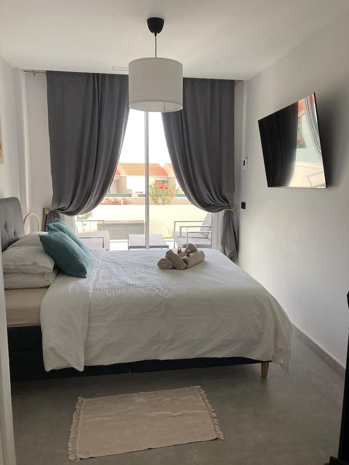 Krevat i bollshëm dhe i rehatshëm me sirtarë krevati, ekran të sheshtë, tavolinë pune me hapësirë private pune, gardërobë e gjerë e integruar, ajër të kondicionuar, grila të motorizuara