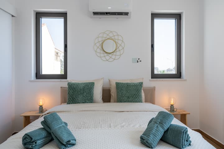 Ingia kwenye chumba chetu kikuu cha kulala cha kupendeza, kilichoundwa kwa ajili ya mapumziko ya hali ya juu. Ukiwa na kitanda cha kifahari, mashuka laini na mapambo tulivu, ni mapumziko yako bora kwa ajili ya kulala usiku kwa utulivu.