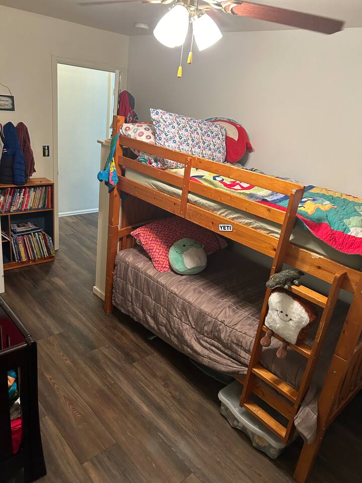 سرير بطابقين + غرفة نوم بسرير أطفال