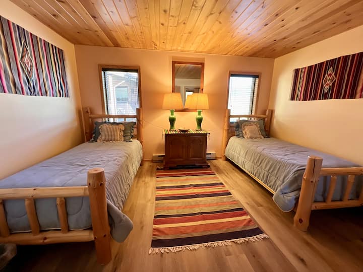 Dhoma e gjumit përfshin dy krevate dopio, banjë në të gjithë sallën, depo rrobash dhe dollap