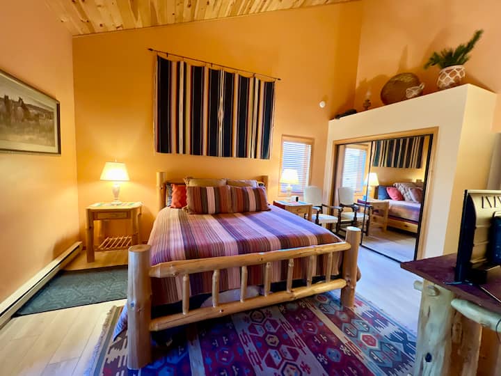 Dhomë gjumi kryesore, me dysheme të re në të gjithë ambientin dhe suitë private 