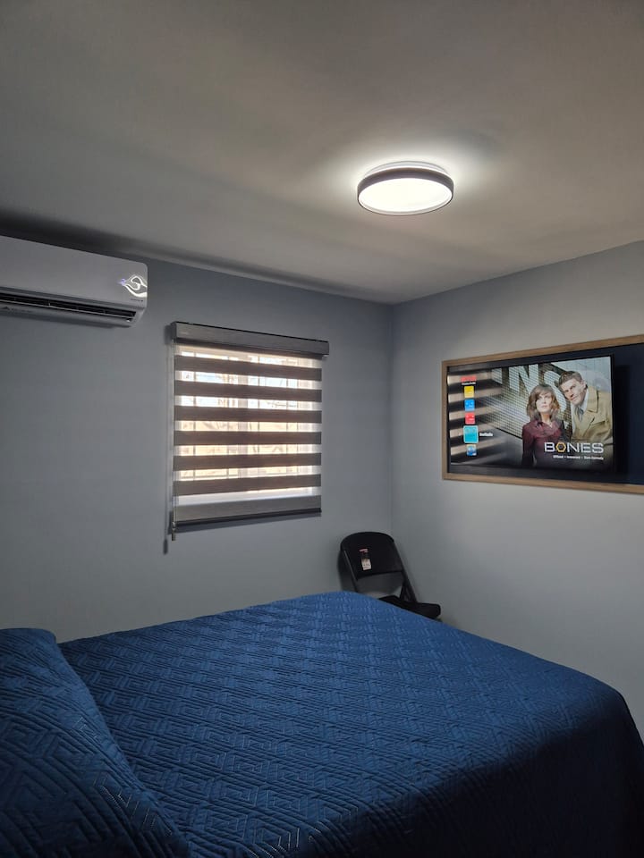Двойно легло (Queen size), инверторен климатик Mini Split (топло/студено), Smart TV с Netflix и профил за гости, дрешник и място за съхранение на багаж