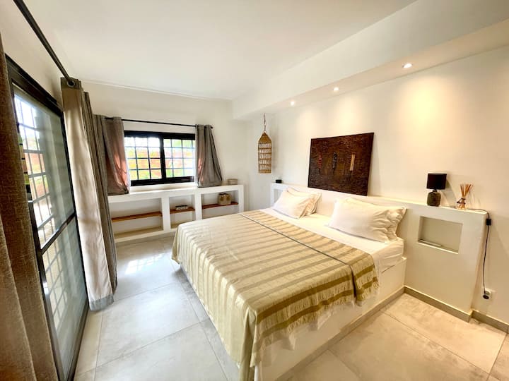 ห้องนอนใหญ่พร้อมโต๊ะทำงานห้องแต่งตัวห้องน้ำและห้องสุขา