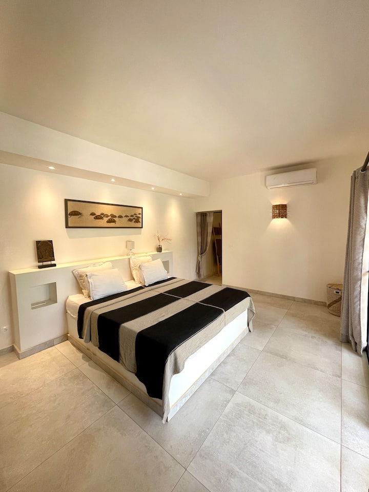 ห้องสวีท #2 พร้อมห้องน้ำ (ห้องสุขาแยกต่างหาก)