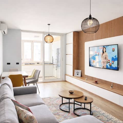 Popular Airbnb listing: Modern Flat w/ Balcony • Fast WiFi • Bus to Center in Kashar