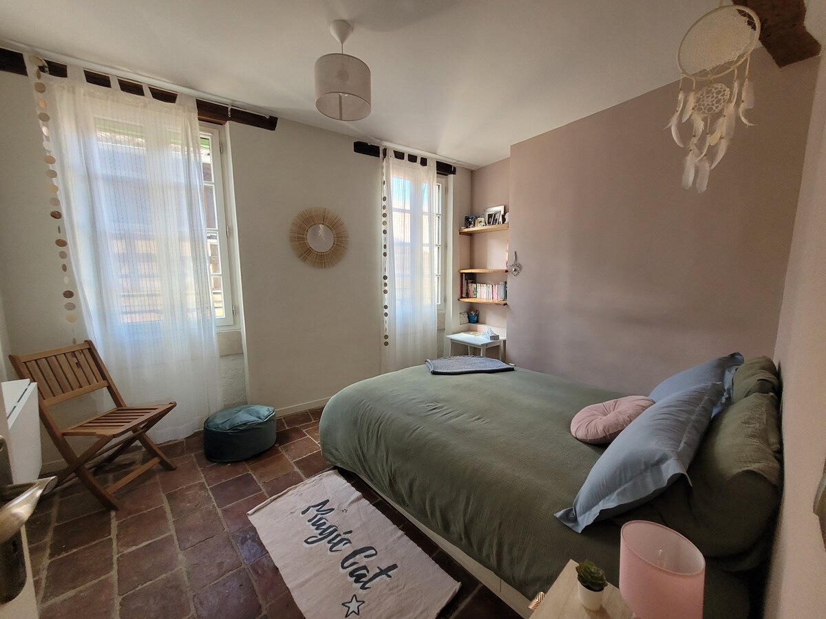 سرير مزدوج. الأرضية مصنوعة من بلاط أرض مطبوخ أصلي. النافذة على اليسار مجهزة بناموسية، ممتعة للغاية في ليالي الصيف. عند الهبوط، بجوار الباب مباشرة، توجد غرفة استحمام ومرحاض منفصل. 