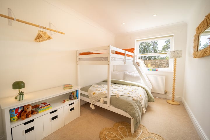 Das vierte Schlafzimmer ist ideal für Kinder und Erwachsene mit einem lustigen Einzelbett über einem Doppelbett und viel Stauraum für Kinderspielzeug.
