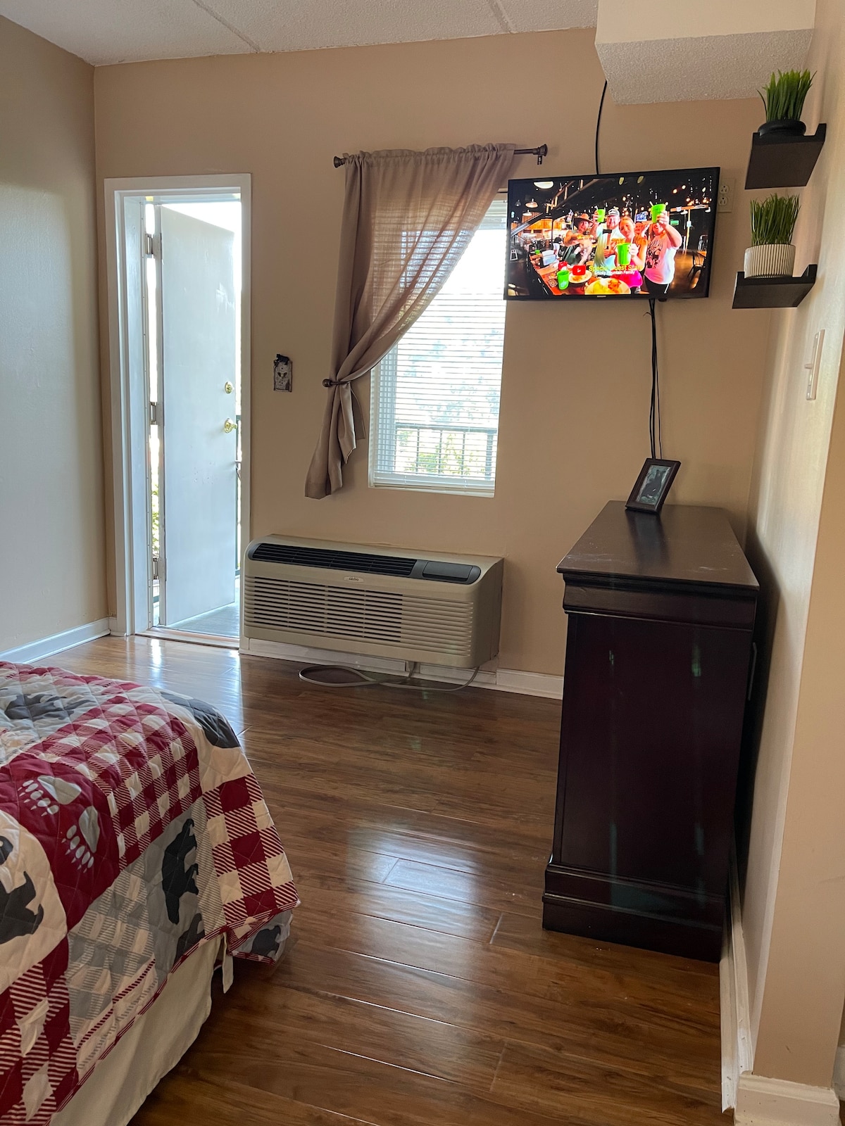 Queen bed with Smart TV and Balcony access! 