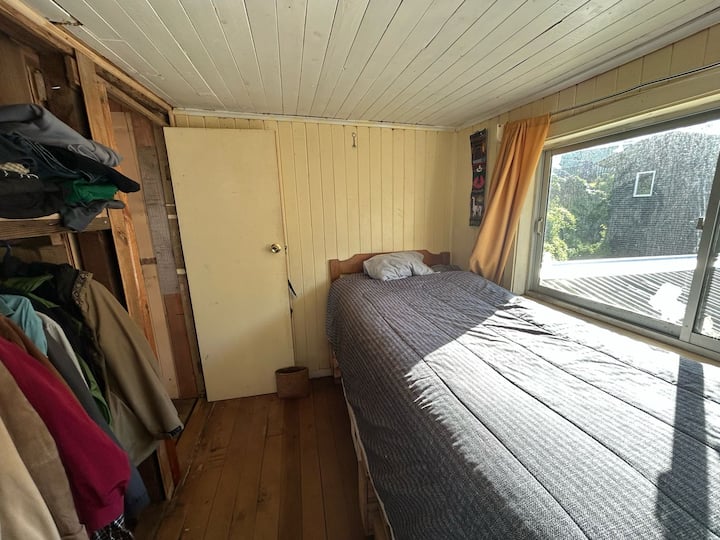 dhomë e vogël në katin e dytë