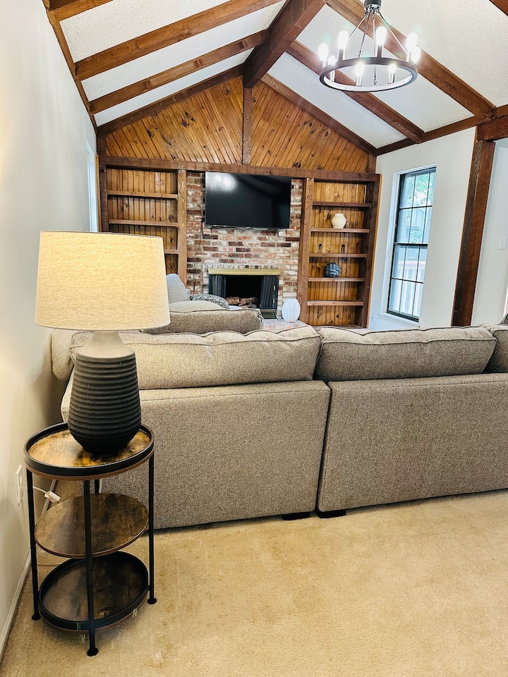 Cozy Cottage - Shawnee, KS