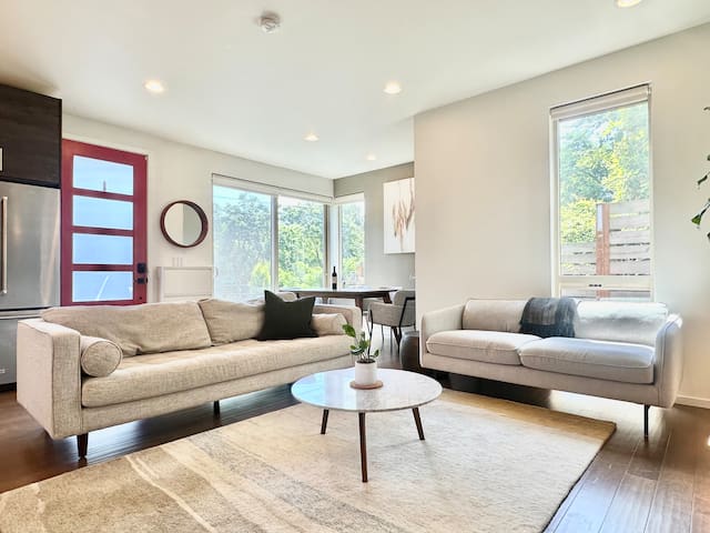 Modern 3B2B near CapHill w Rooftop