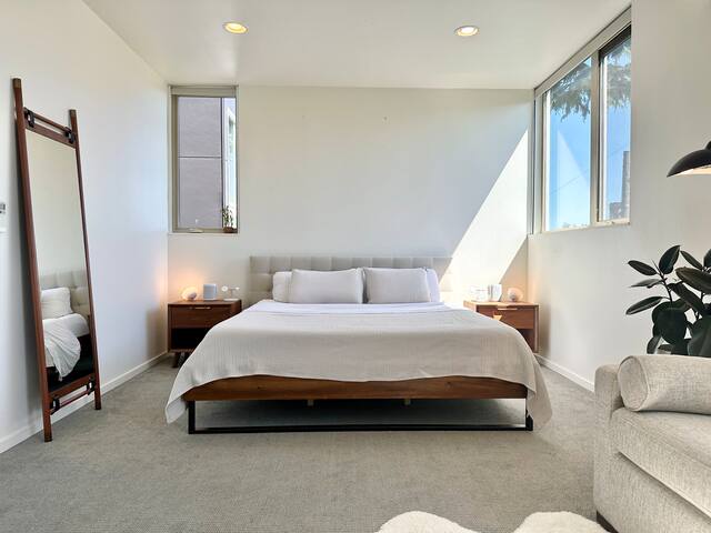 Modern 3B2B near CapHill w Rooftop gallery image 4