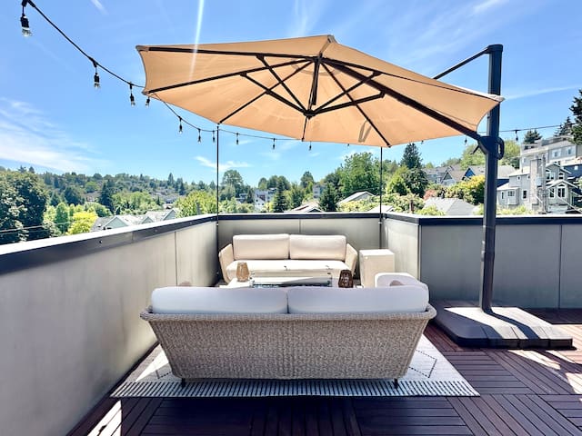 Modern 3B2B near CapHill w Rooftop gallery image 2