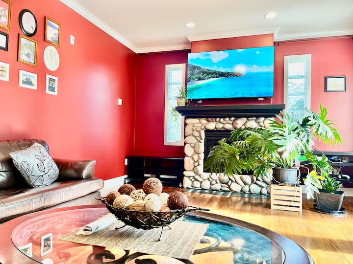 Cozy Coastal Retreat With Private Pool - Surrey, BC