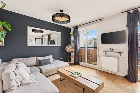 Airbnb performant: Family apartment • Parking • Metro line 14 4 minutes away à Saint Ouen Sur Seine
