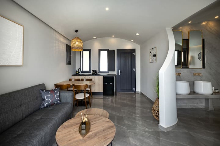 Deluxe Suite - Private Outdoor Hot Tub & Sea View - Santorini