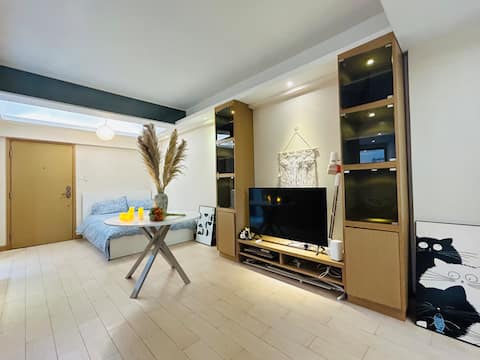 Nathan Road Yau Ma Tei MTR 1 min, 3 bedrooms 2 bathrooms elevator apartment, 80 sqm for 8 people
